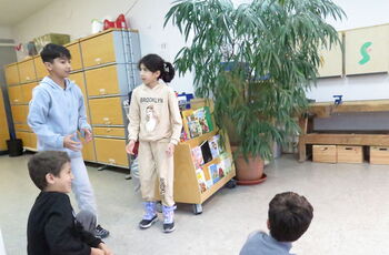 Foto von 4 Kindern bei einer Theaterprobe