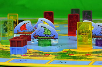 Foto eines Brettspiels mit bunten Spielfiguren und Segelschiffen