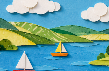 Miniaturlandschaft aus Papier und Farbe: See mit Segelbooten und Bergen im Hintergrund