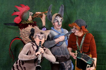 Foto von 4 Schauspielern als Esel, Hund, Katze und Hahn verkleidet mit ihren Musikinstrumenten