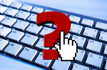 Foto einer Computertastatur mit einem roten Fragezeichen