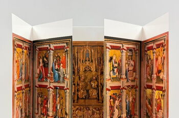 Foto eines teilweise aufgeklappten Wandelaltars