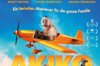Filmplakat: Ein Affe fliegt in einem leinen Flugzeug über Tieren im Zoo