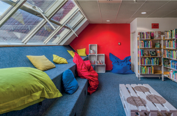 Foto einer Leseecke in einer Bücherei