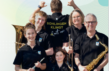 Jugendliche und Erwachsene mit Blasinstrumenten