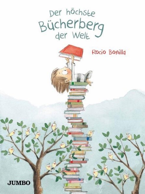 Buchcover mit lesendem Jungen auf einem hohen Bücherstapel