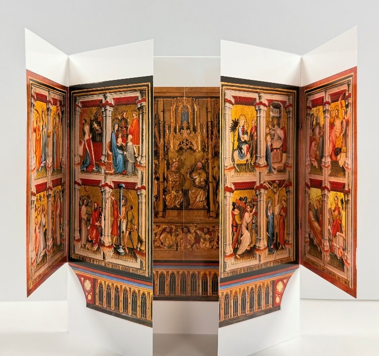 Foto eines teilweise aufgeklappten Wandaltars